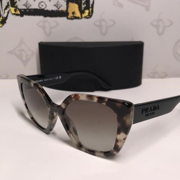 New Authentic Prada SPR 24X UAO-0A7 Women’s Sunglasses – Leopard Print - Picture 4 of 11